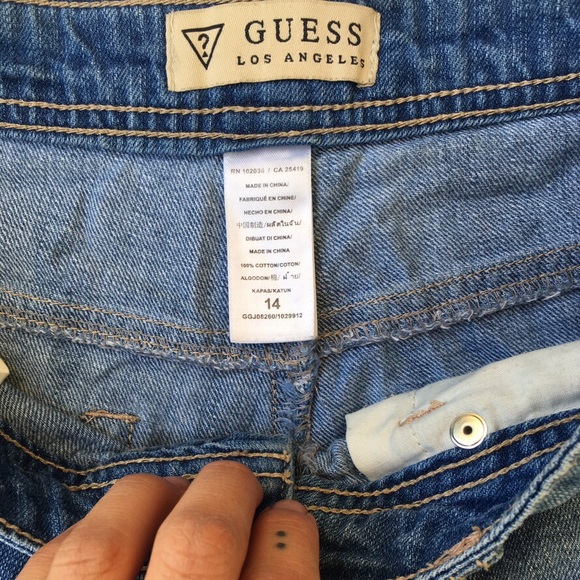 2000s/90s GUESS booty shorts - Picture 3 of 4